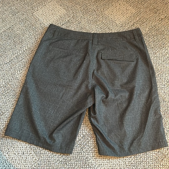 Men’s Green Oakley Shorts - Picture 4 of 5